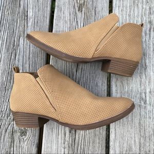 Rampage Tesla tan ankle booties